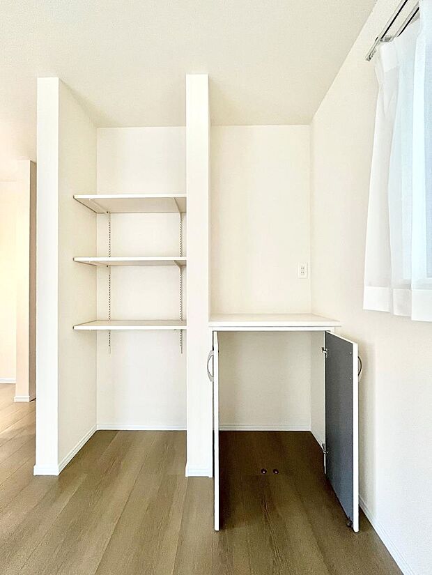 リビング収納。ここに収納があると物が集まるLDKがスッキリ片付きそうですね。  