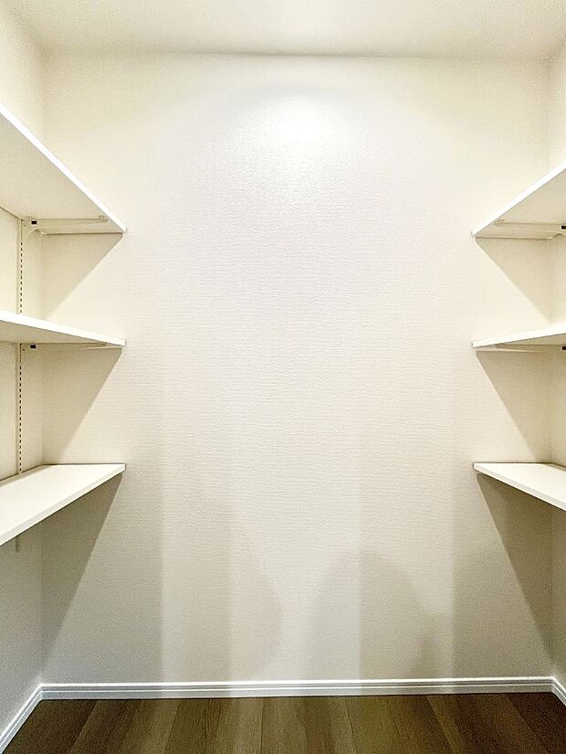 キッチンにはパントリー!食材のストックはもちろん、日用品の収納など使い方はいろいろ!