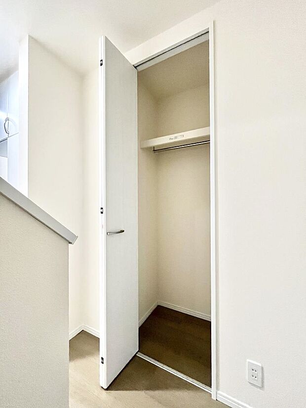 玄関ホール収納です。掃除道具やお出かけ用グッズの収納に便利です。