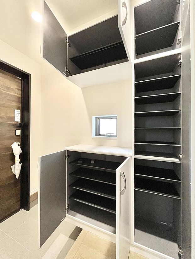 たっぷり収納できるシューズボックスで家族全員の靴も、玄関すっきり。  