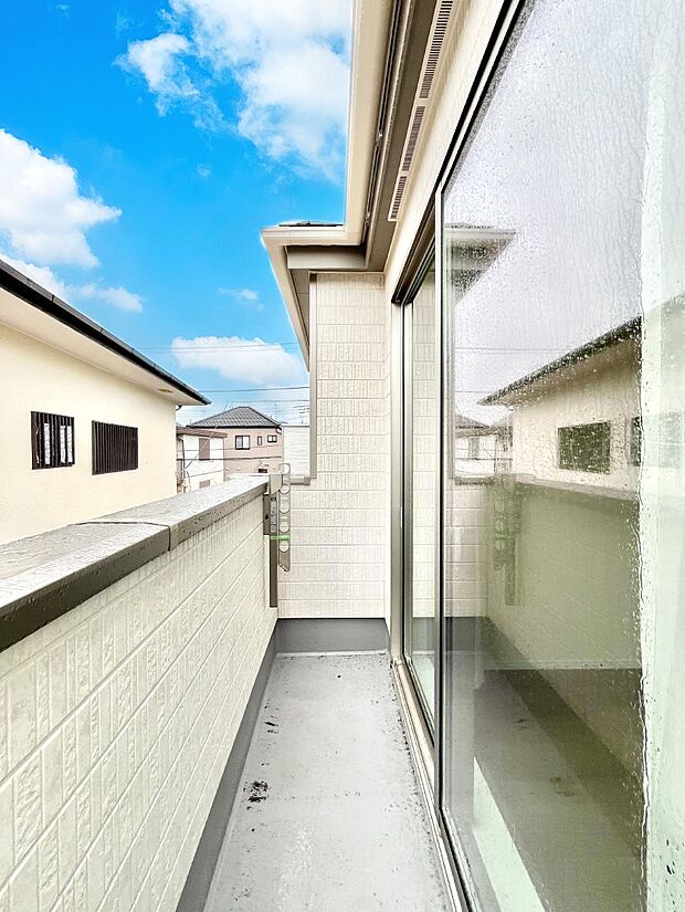 暖かな陽光が降り注ぐバルコニーはお洗濯におすすめ。爽やかな風も心地よいです。 