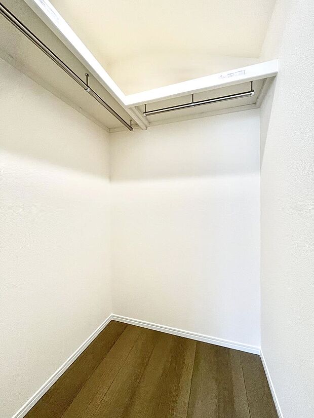 ウォークインクローゼット付きで生活空間を広く利用できます。