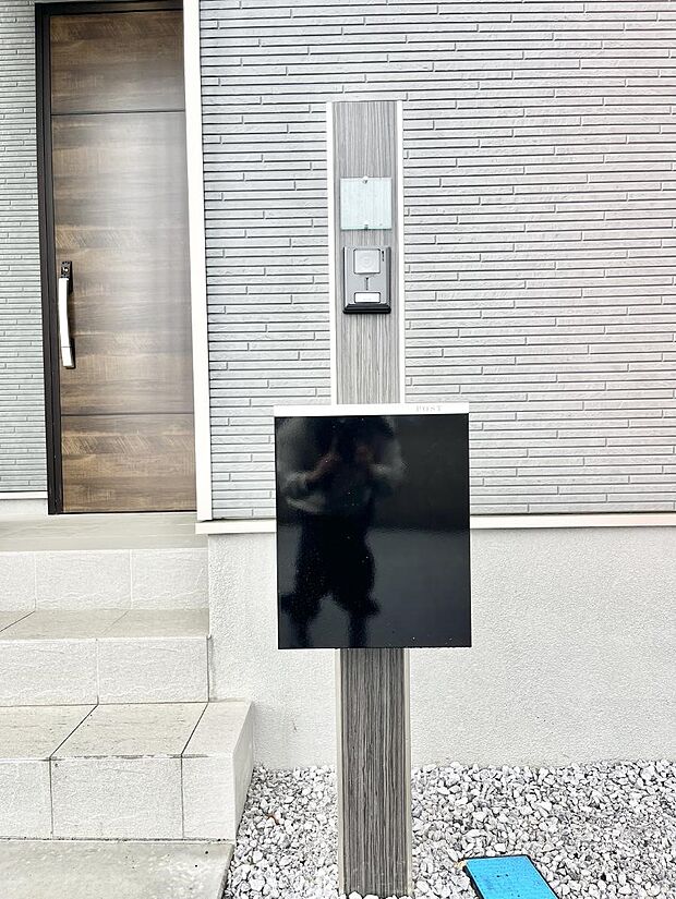 シンプルデザインのポスト。