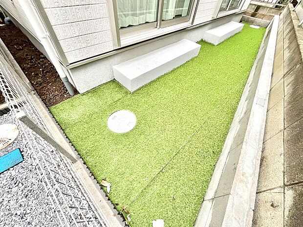 ガーデニングや家庭菜園も楽しめるお庭付き。