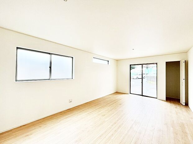 大きな窓からたっぷりの陽光と風を感じられるリビング