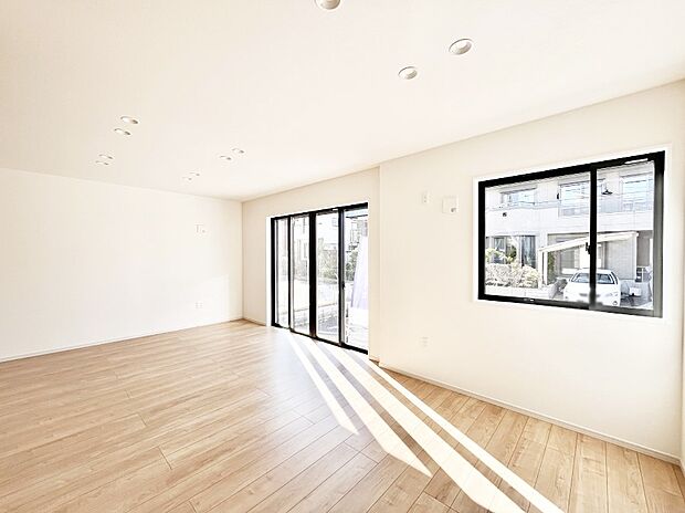 大きな窓からたっぷりの陽光と風を感じられるリビング