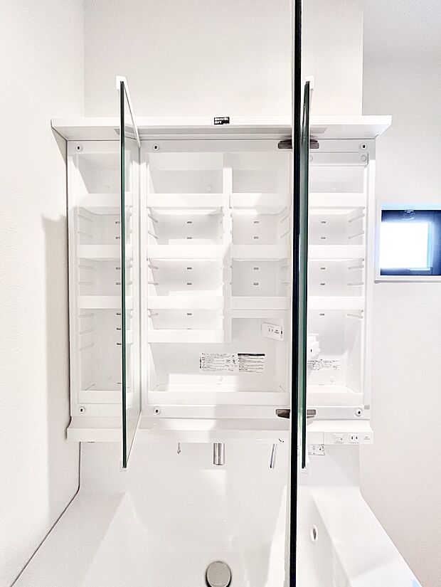 三面鏡の裏に、化粧品や衛生用品などを収納可能。洗面台をすっきりと保ちます!