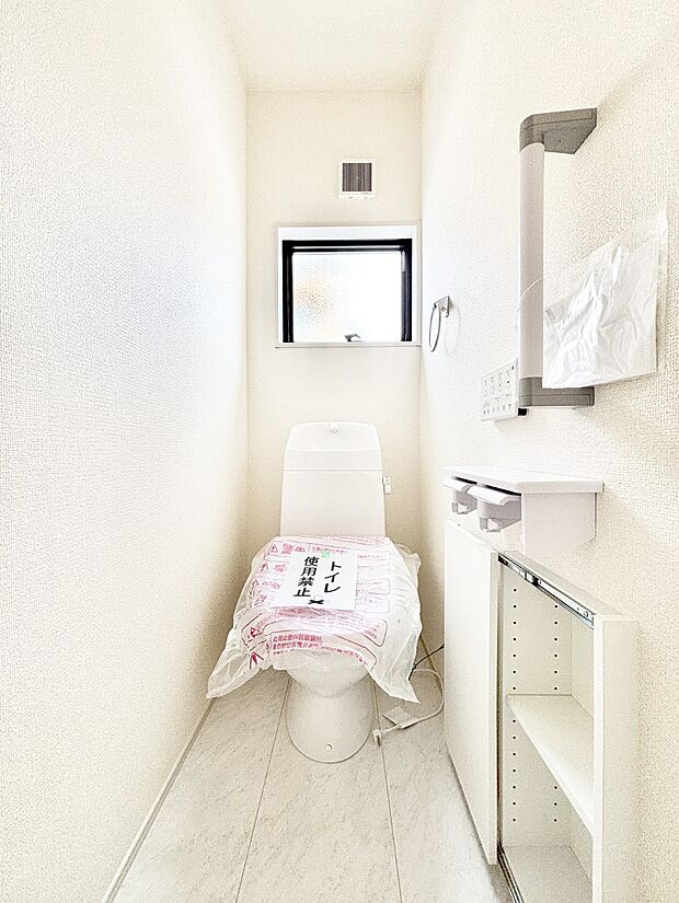 明るく清潔感のあるトイレです。