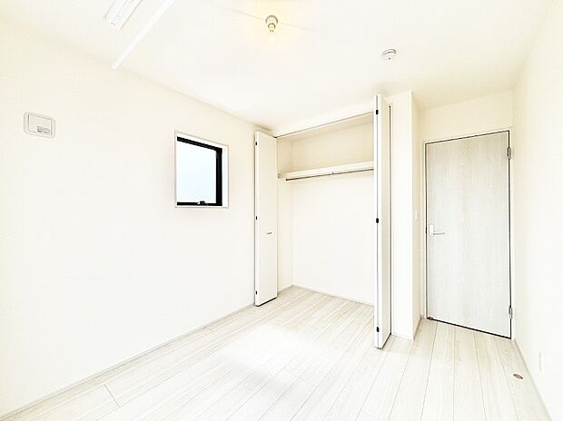 使いやすい形でベットや家具の置き方にも困ることもありません。
