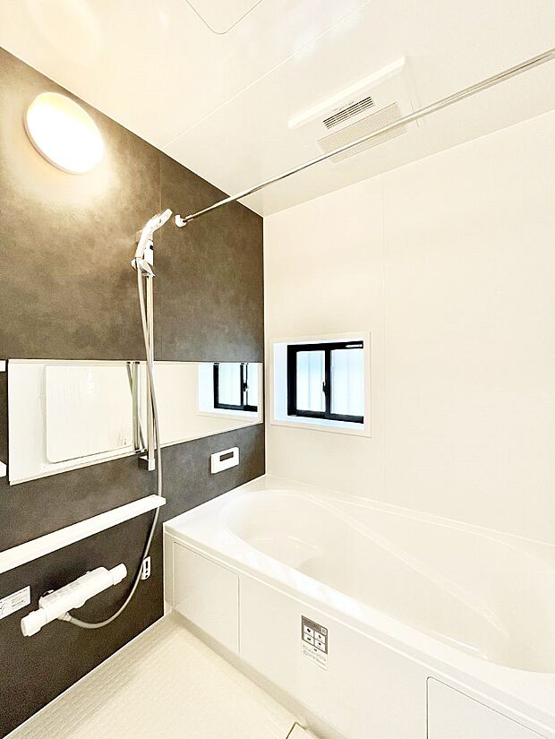 一日の疲れを癒してくれる明るい清潔感のあるバスルーム