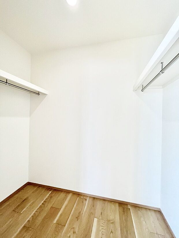 ウォークインクローゼットの活用で生活空間スッキリ