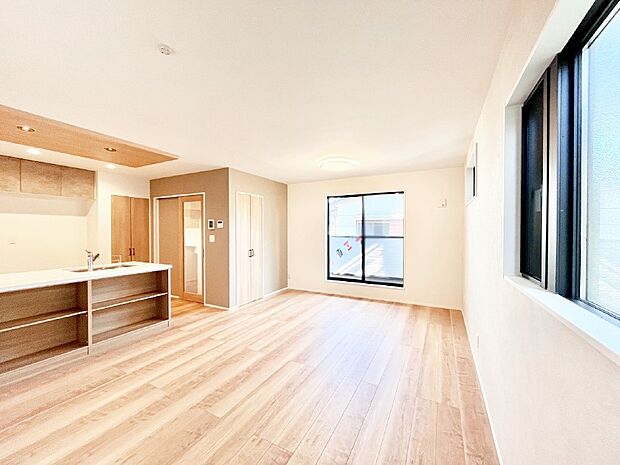 明るい陽光が注ぎ、寛ぎの雰囲気に満たされるリビングダイニング