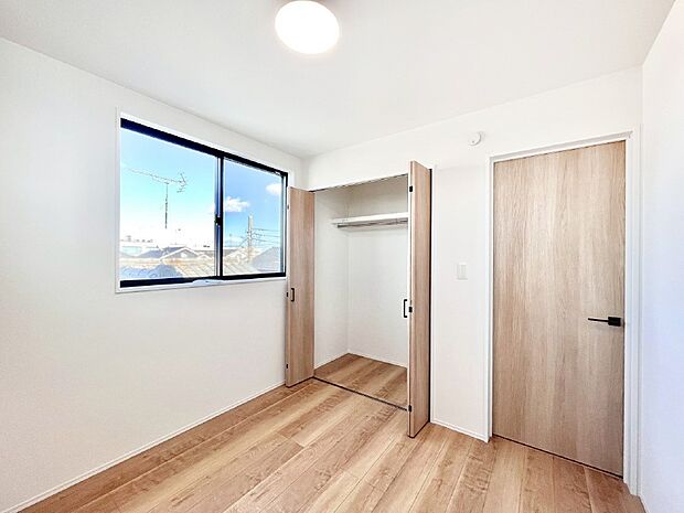 やさしい光がさしこむ居室はしっかり収納付き