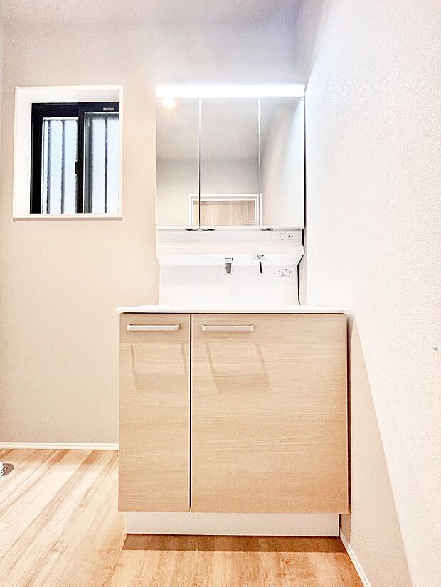 スタイリングに便利な三面鏡、ミラーキャビネットで細かい物スッキリ