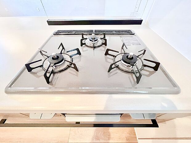 ガスコンロはSiセンサー搭載。火力調節や焦げ付き・消し忘れも防いでくれます。