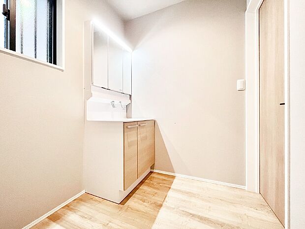 ゆとりの洗面スペースで朝の身支度もラクラク