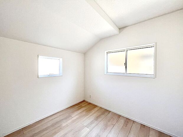 2面採光で気持ちよく自然光が取り入れられるのでお子様のお部屋にもピッタリ