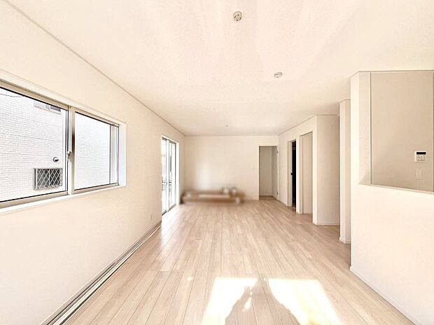 明るい陽光が注ぎ、寛ぎの雰囲気に満たされるダイニング。   