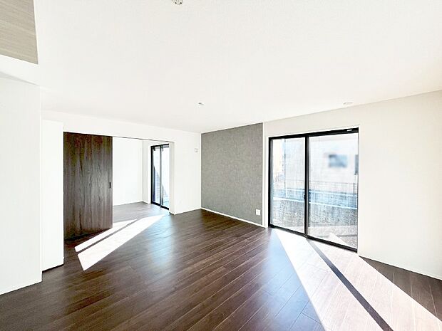 大きな窓からたっぷりの陽光と風を感じられるリビング