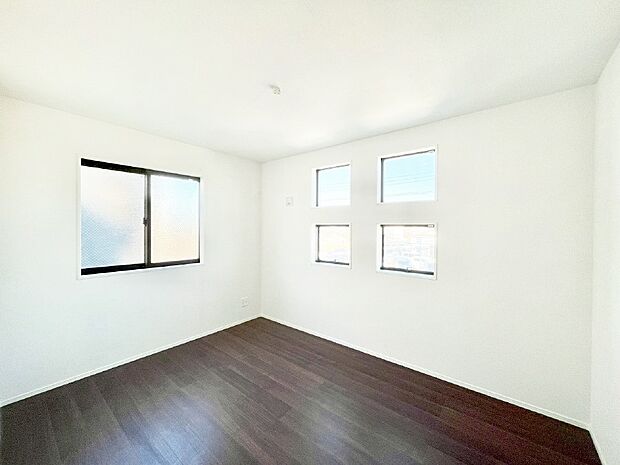 2面採光で気持ちよく自然光が取り入れられるのでお子様のお部屋にもピッタリ