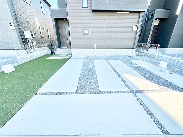 目の前が駐車場だと雨の日も大量にお買い物をした時も便利ですね