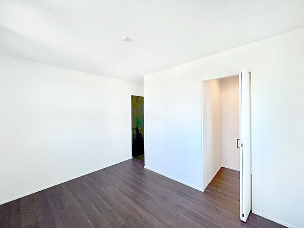 ウォークインクローゼットがあるお部屋！季節ごとの入れ替えも不要で便利です。