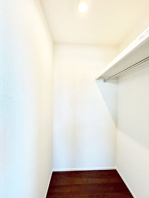 ウォークインクローゼット付きで生活空間を広く利用できます。