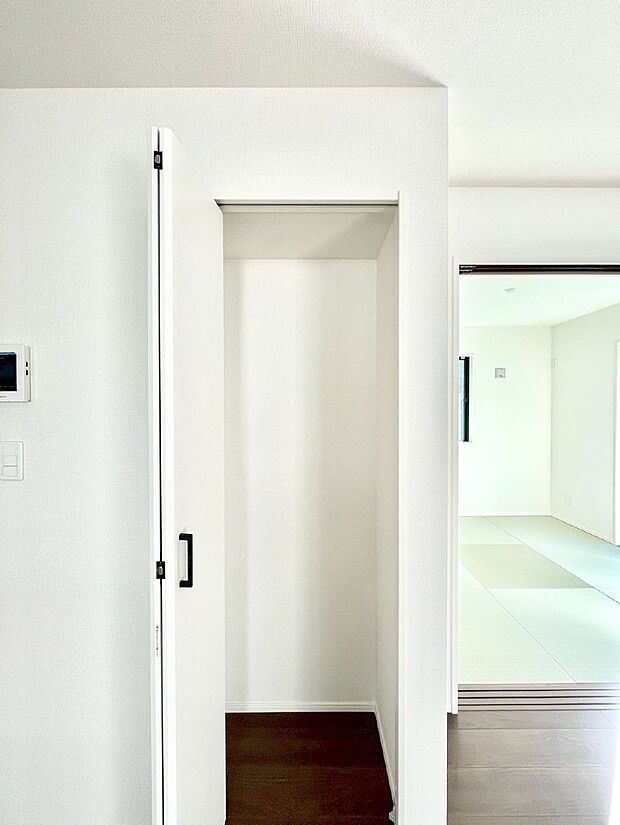 リビング収納。ここに収納があると物が集まるLDKがスッキリ片付きそうですね。  