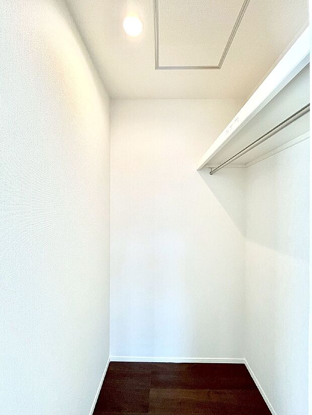 ウォークインクローゼット付きで生活空間を広く利用できます。