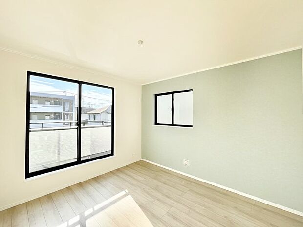 明るいバルコニーサイドに洋室を設置。目覚めの良い寝室に。 