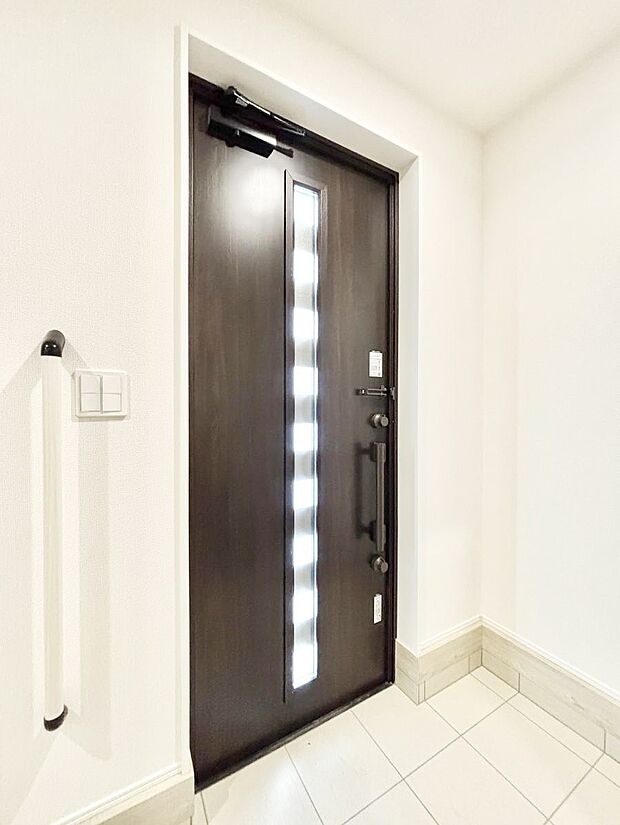 ガラススリットの入った玄関ドアが室内に光を届けてくれます