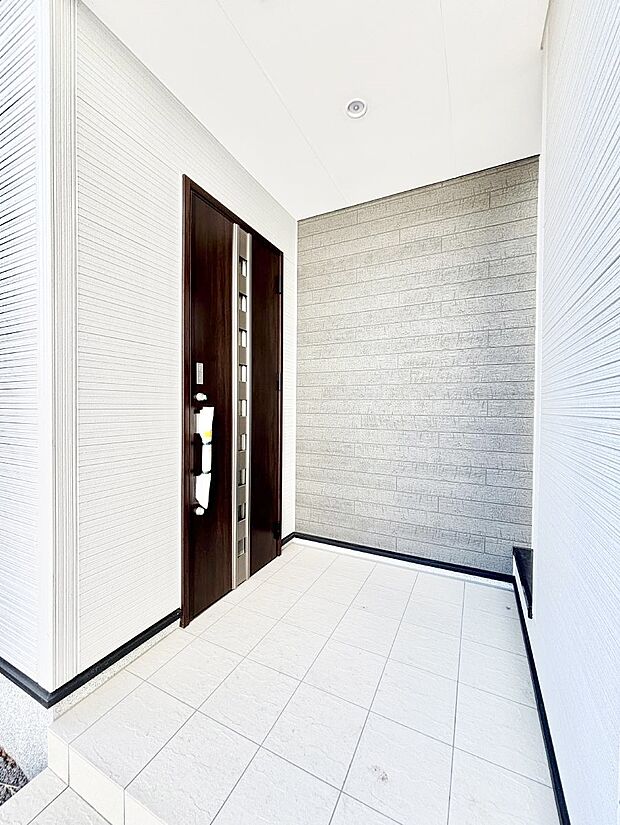 玄関前は雨が降っても濡れにくい屋根付き