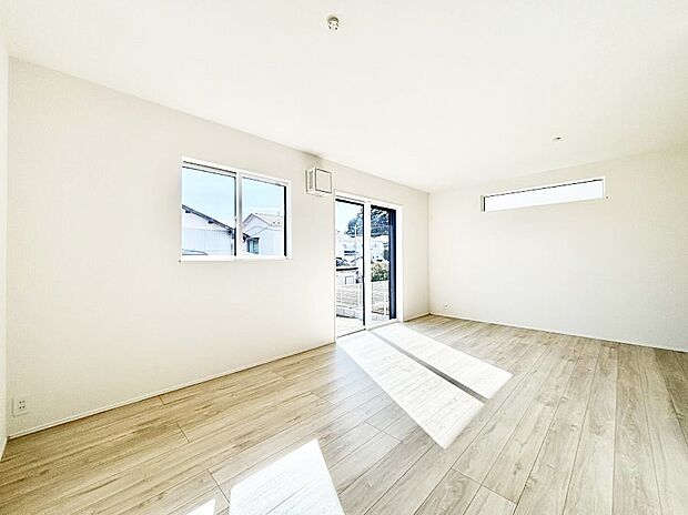 大きな窓からたっぷりの陽光と風を感じられるリビング