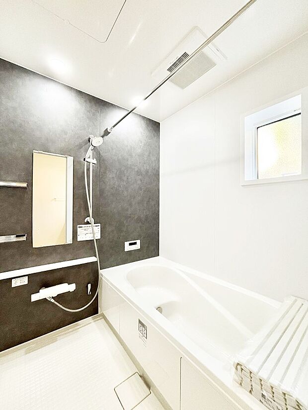 一日の疲れを癒してくれる明るい清潔感のあるバスルーム