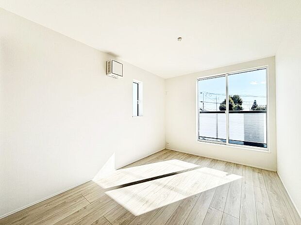 バルコニーが開放感をプラスしてくれる洋室