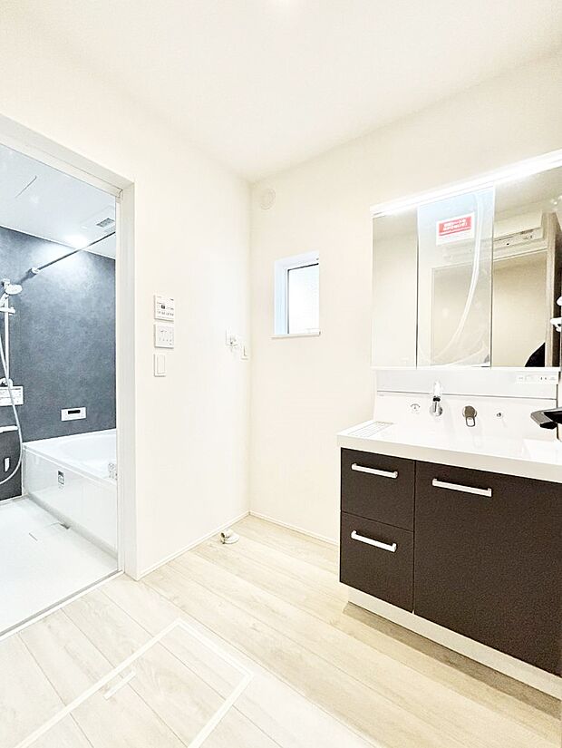 清潔感ある洗面化粧室で朝の身支度も快適