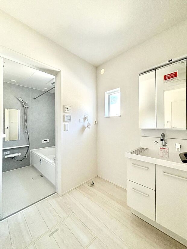 清潔感のある快適空間です。毎日の身支度も気持ち良くお使い頂けます。