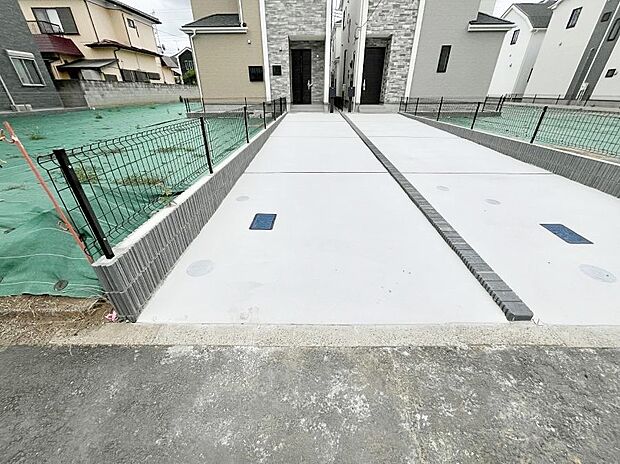 2台(車種による)駐車可!ご家族みんなの自転車も置ける広々カースペース。