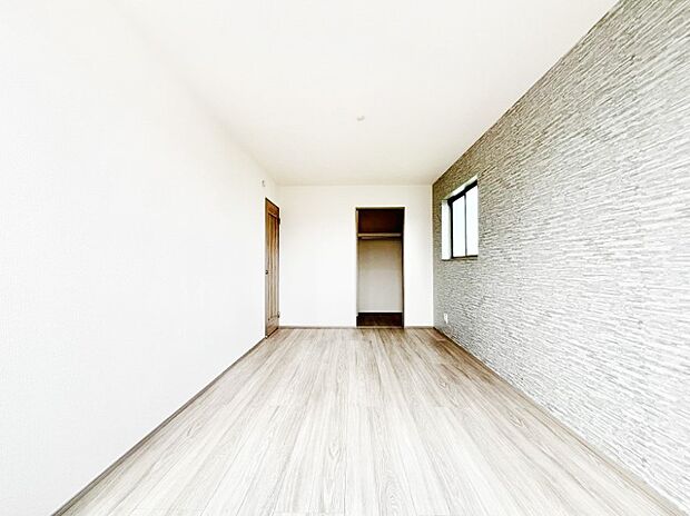 大容量の収納力が嬉しいWIC付きのお部屋でゆったりリラックスタイムが過ごせます!