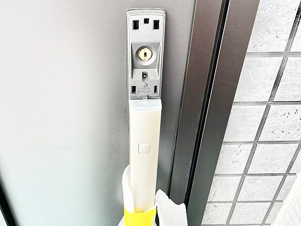 ボタンを押してかざすだけ!玄関ドアは電子キー仕様です。