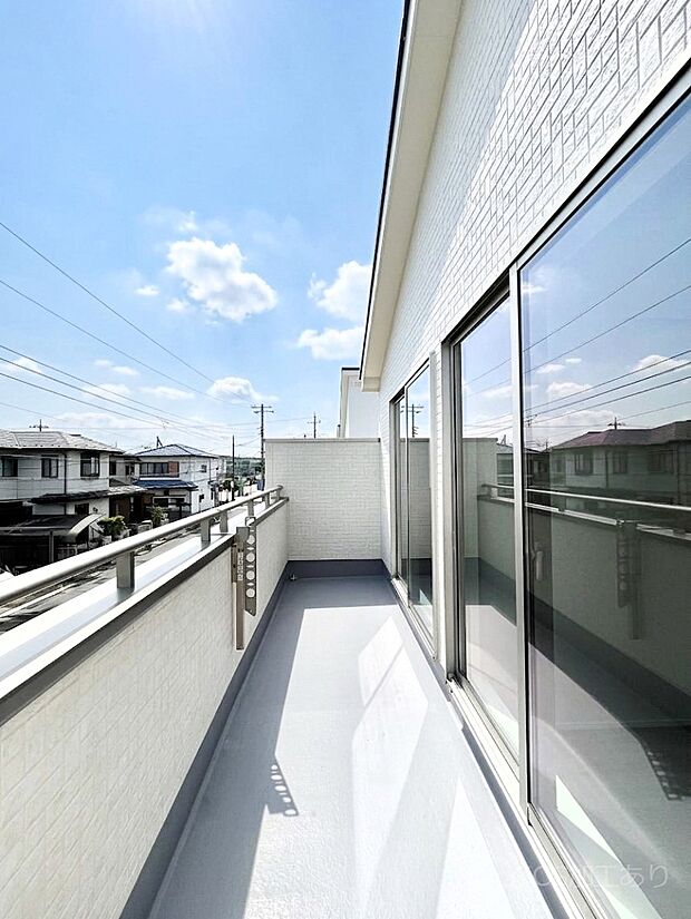 2部屋から出入りできるバルコニーで毎日のお洗濯やお布団干しもラクラク快適に!