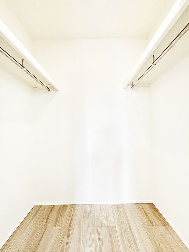 衣類をハンガーに掛けたまま収納できるWIC。衣類の整理整頓がしやすくて便利です！