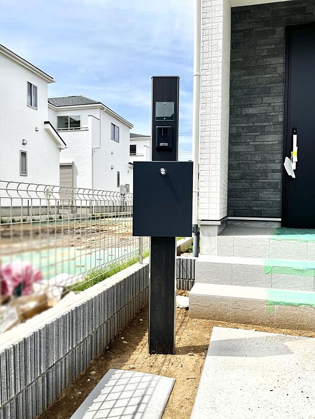 表札・インターホン・ポストをひとつに集約。エントランスになじむシンプルデザイン。