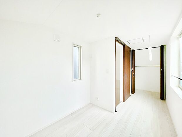 やさしい光がさしこむ居室はしっかり収納付き  