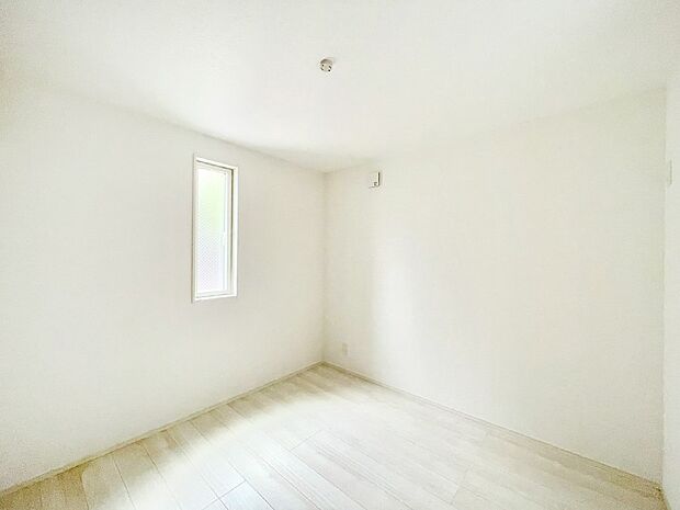 窓からのやさしい光が心地よいプライベートルーム