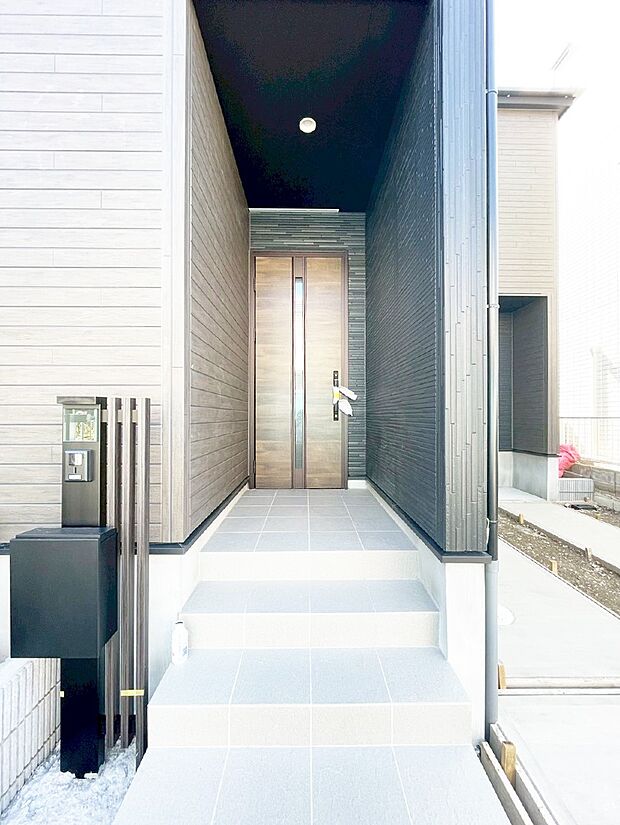 玄関前は雨が降っても濡れにくい屋根付き