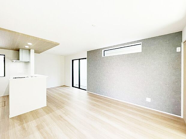 大きな窓からたっぷりの陽光と風を感じられるリビング