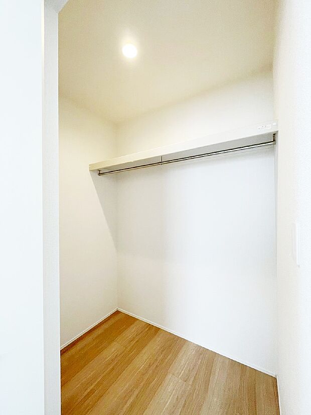 ウォークインクローゼットの活用で生活空間スッキリ