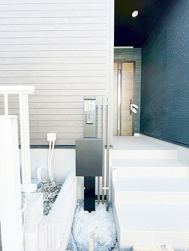 シンプルなデザインのポスト