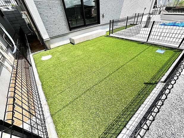 ガーデニングや家庭菜園も楽しめるお庭付き。
